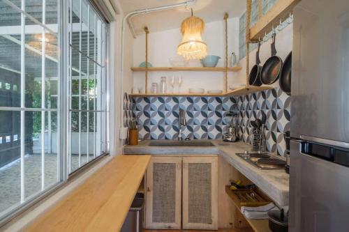 Η κουζίνα ή μικρή κουζίνα στο Cozy Studio Steps from Beach & Surf