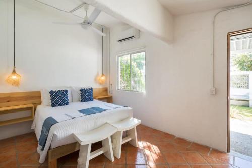 un dormitorio blanco con una cama y una ventana en Cozy Studio Steps from Beach & Surf, en Punta Mita