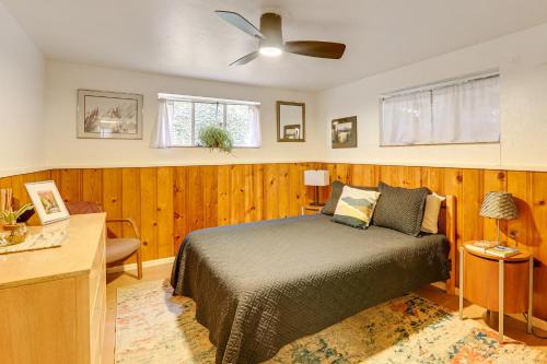 Postel nebo postele na pokoji v ubytování Walkable Denver Apt 3 Mi to Train Pets Welcome!