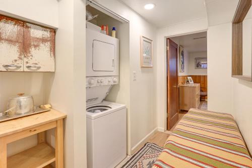 Kuchyň nebo kuchyňský kout v ubytování Walkable Denver Apt 3 Mi to Train Pets Welcome!