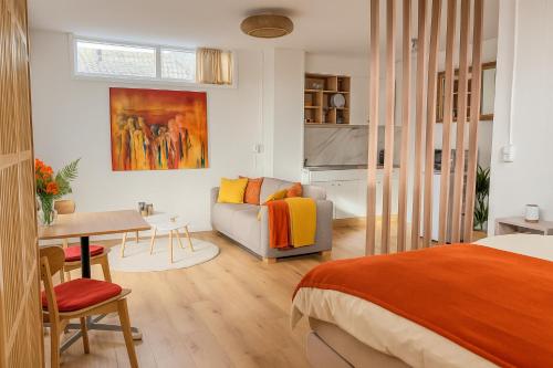 ein Schlafzimmer mit Bett und ein Wohnzimmer in der Unterkunft De Strandgaper Egmond in Egmond aan den Hoef