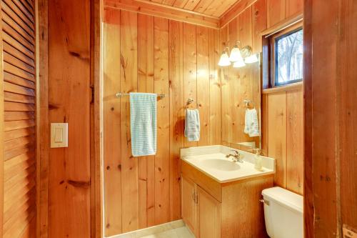 Koupelna v ubytování Lakefront Home with Game Room, Kayaks, and Fire Pit