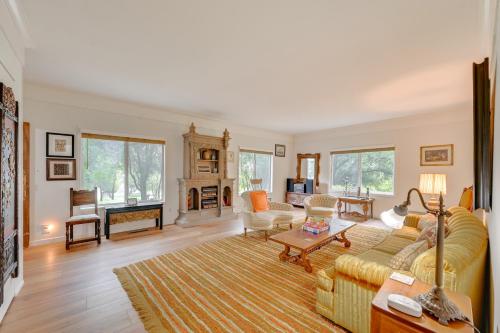 Χώρος καθιστικού στο Home 3 Mi to Main St Julian Great for Groups!