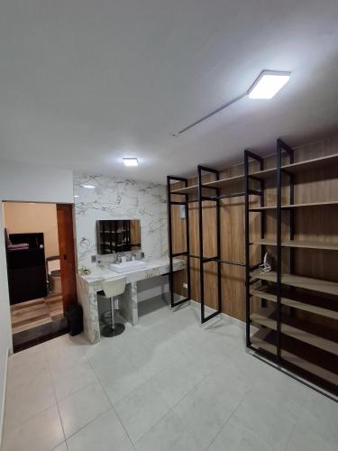 a room with a sink and a desk in a room at suites vergel planta alta in Orizaba