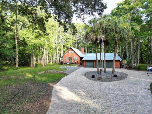 Zahrada ubytování Stunning Withlacoochee Riverside Cabin 5BR 4BA Sleeps 16