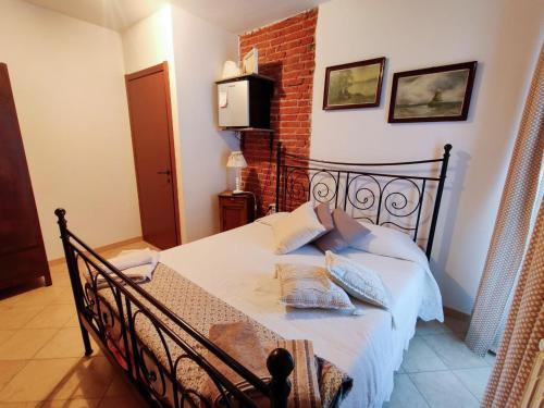 Cuccaro MonferratoB&B da Stefy的一间卧室配有一张黑色床架