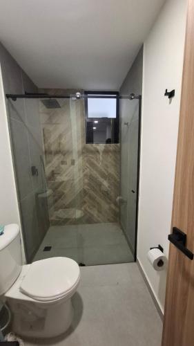 un bagno con wc e doccia in vetro di Apartamento Central Santa Rosa de Cabal a Santa Rosa de Cabal