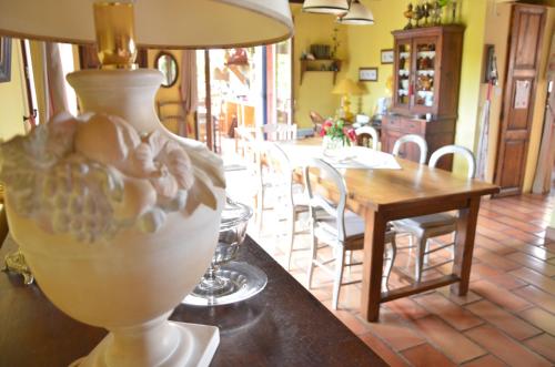 un vase blanc assis sur une table dans une salle à manger dans l'établissement CASA-CORSA chambre d'hote, à Cervione