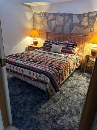 Postel nebo postele na pokoji v ubytování Chisos Mining Company Motel