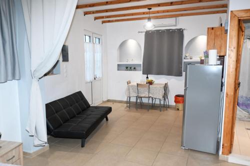 O bucătărie sau chicinetă la BEAUTIFUL HOUSE OF PSINTHOS