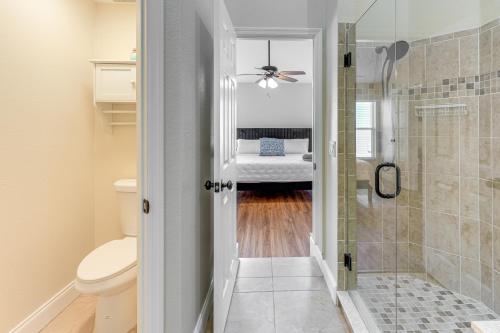 un bagno con doccia e WC di Apopka Family Home with Yard, 13 Mi to Dtwn Orlando a Orlando