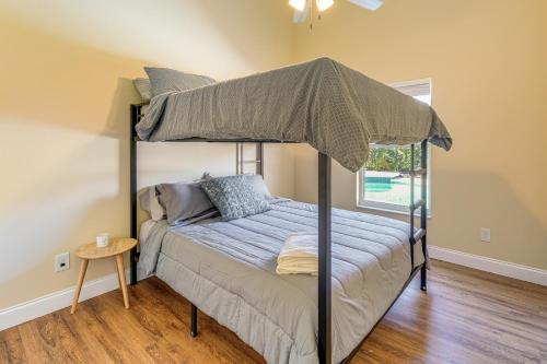 una camera da letto con un letto a castello e un tavolo di Apopka Family Home with Yard, 13 Mi to Dtwn Orlando a Orlando
