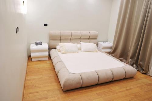 1 cama grande en una habitación con 2 mesitas de noche en فيلا مدينتى, en Madinaty