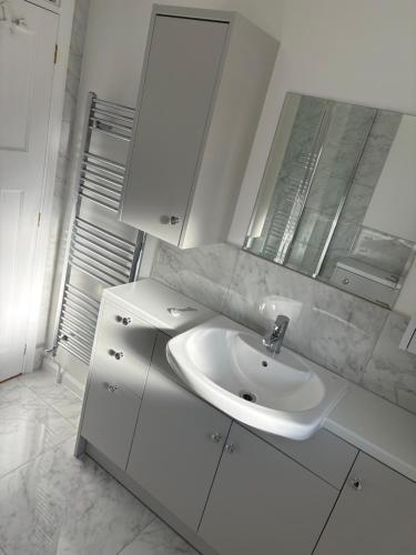 Et badeværelse på Cosy Cottage Great Bentley near station and shops