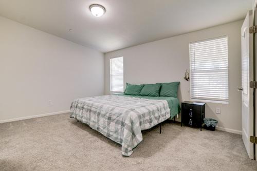 Ένα ή περισσότερα κρεβάτια σε δωμάτιο στο Explore Temecula Wine Country! Mtn-View Home