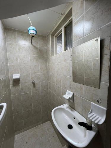un baño con lavabo y espejo en The Mountain Apto House, en Bogotá
