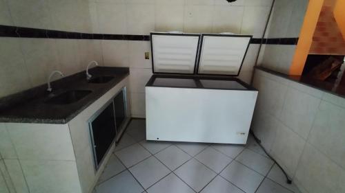 una piccola cucina con un lavello e un bancone di Pousada dos Comerciários Prainha de Mambucaba PARATY a Parati