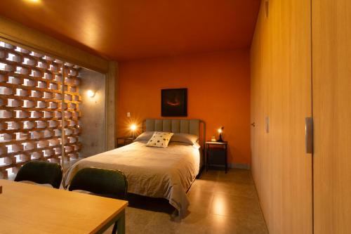 Un pat sau paturi într-o cameră la Loft en Edificio de Autor cerca de Distrito León MX