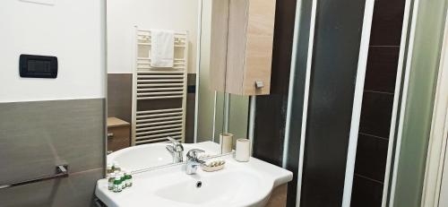 a bathroom with a white sink and a mirror at Appartamento Cuore Veneto in Grisignano di Zocco