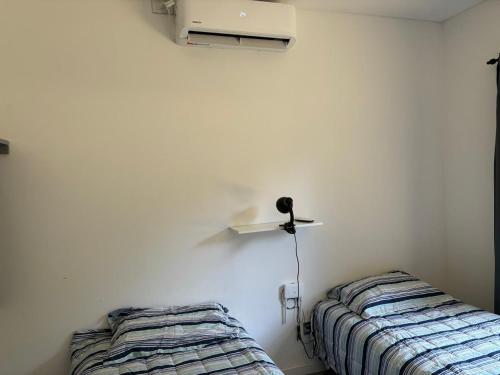 una camera da letto con un letto e un ventilatore a soffitto di ecuestre53 a Pinamar