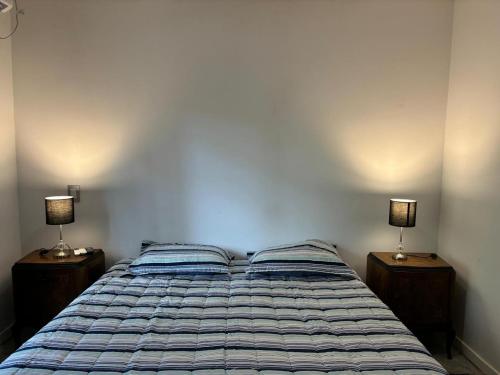 una camera con un letto con due lampade sui comodini di ecuestre53 a Pinamar