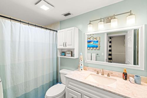 Koupelna v ubytování Heated PoolFire PitOutdoor KitchenCorn Hole