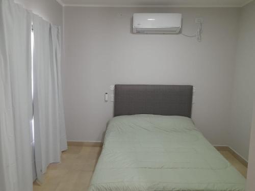 科隆Alojamiento Mabel 2的房间里有一张床的小卧室