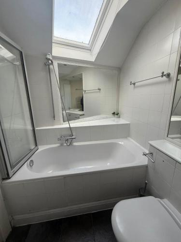 Ένα μπάνιο στο Modern Spacious 4 Bedroom house in St John's Wood