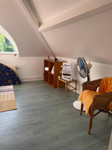 ein Wohnzimmer mit einer Couch und einem Sessel in der Unterkunft Tilff - Appartement cocooning in Esneux