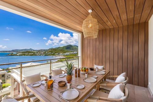 uma sala de jantar com uma mesa e vista para o oceano em La Kaz Apartment em Cul de Sac