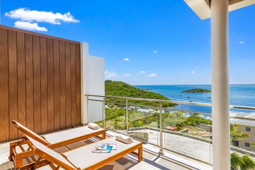 uma varanda com vista para o oceano em La Kaz Apartment em Cul de Sac