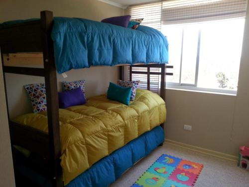 Giường trong phòng chung tại Depto Laguna Vista Hermoso Comodo Familiar