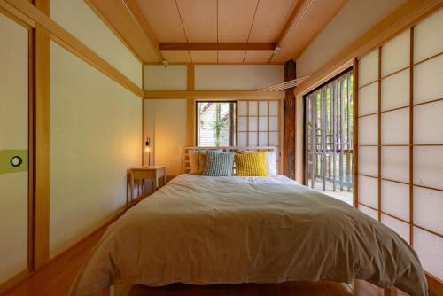 Postel nebo postele na pokoji v ubytování Kitakaru Forest Retreat