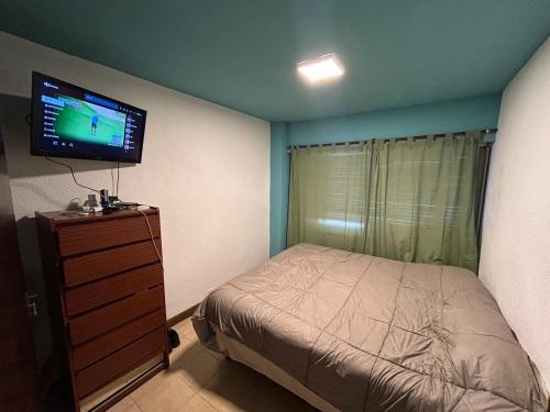 Ένα ή περισσότερα κρεβάτια σε δωμάτιο στο Depto Zona Paseo Aldrey - A 2 cuadras casino y playa