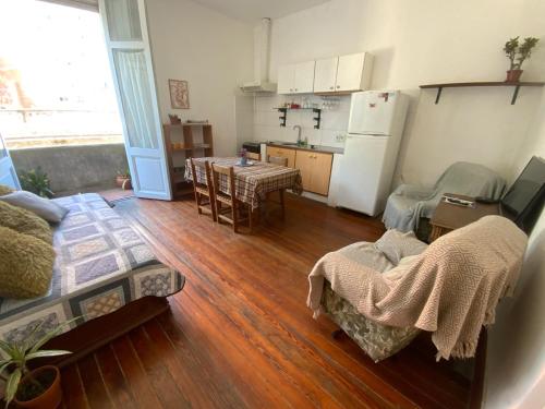 Una cocina con refrigerador y una mesa en una habitación. en Charrúa3, en Montevideo