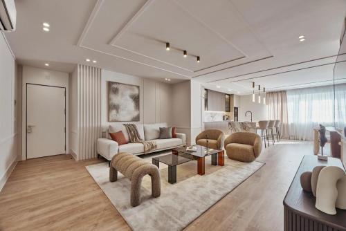 uma sala de estar com um sofá e uma mesa em Apartamento Balears Navarra Ibiza em Ibiza