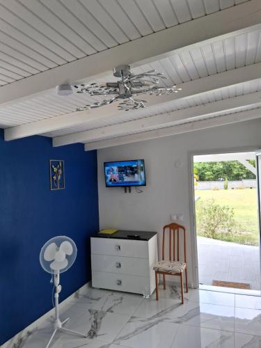 Μια τηλεόραση ή/και κέντρο ψυχαγωγίας στο Le Tamarinier Bungalow 2 chambres La Pointe des Châteaux - Anse La Coulée