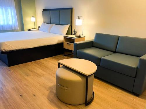 Una cama o camas en una habitación de SKKY Hotel