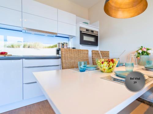 Kuchyň nebo kuchyňský kout v ubytování Ostsee-Traumferienwohnungen Bel Vital mit Meerblick, Balkon und Sauna