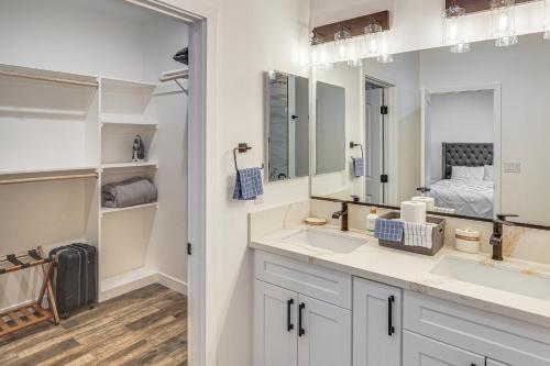 Η κουζίνα ή μικρή κουζίνα στο 2 Mi to Colorado River! Home with Dog-Friendly Yard