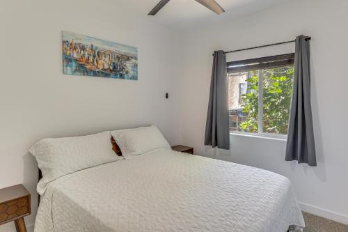 Ένα ή περισσότερα κρεβάτια σε δωμάτιο στο 2 Mi to Colorado River! Home with Dog-Friendly Yard