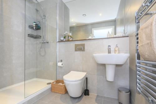 a bathroom with a toilet and a sink and a shower at Premium Centre Retreat - Work & Relax - Pool Table in Leeds