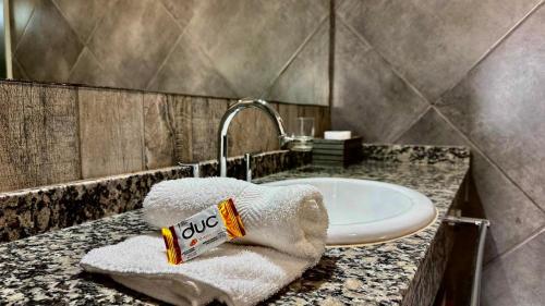 bagno con lavandino e asciugamano di Hotel Pilar a Pilar