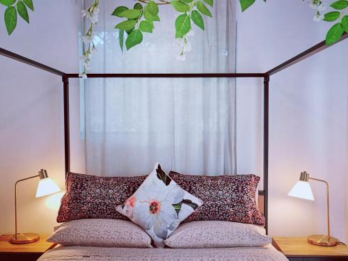 Postel nebo postele na pokoji v ubytování Oohlala - High ceiling Peaceful Relaxing Bushland view