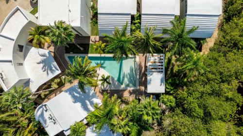 LafitteCasa Coral - 2BR - Tropical Hideout with Pool的享有度假村的空中景致,设有游泳池和棕榈树