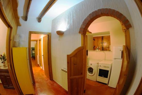 an archway in a kitchen with a stove and a microwave at Etna Paradise locazioni brevi in Ragalna