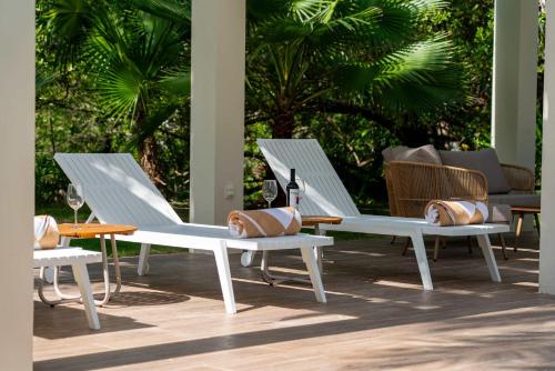 LafitteCasa Selva - 2BR - Escape Rest Reconnect的一组躺椅坐在庭院