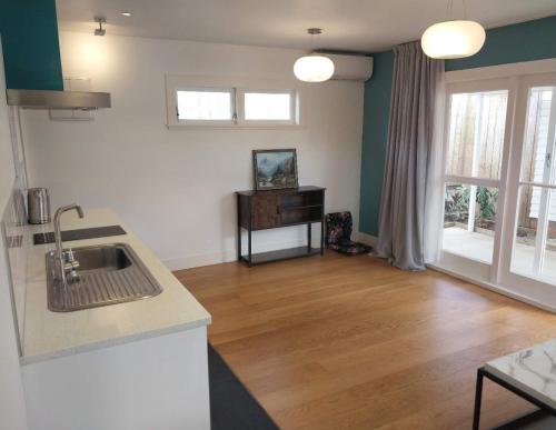 Una cocina o cocineta en Oranga Comfort Stay