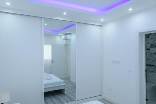 PrainhaEdifício Yes, Luxury 2 Bed Apartments, Praia, Cape Verde with Balcony and AC的一间白色浴室，天花板是紫色的。