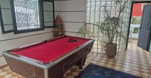 阿加迪尔Riad'Na的室内一张红色的台球桌